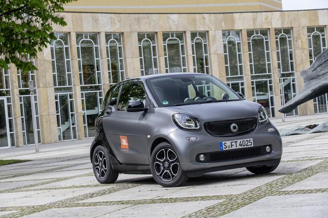 JBL met 5720 watts dans une Smart ForTwo