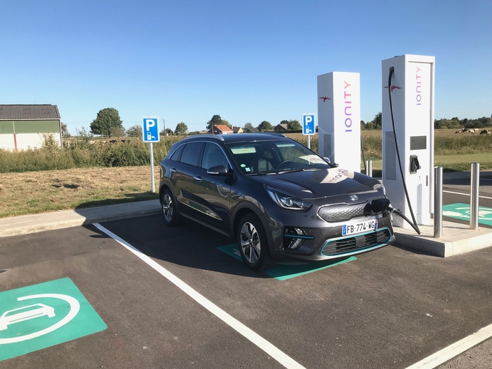 Enquête - Pourquoi recharger sa voiture électrique sur l’autoroute va devenir très compliqué