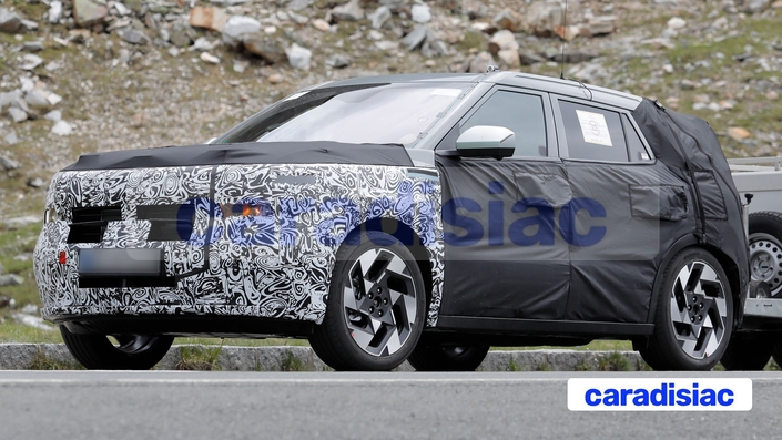 On trouve encore un beau camouflage sur le Hyundai Kona, mais on peut distinguer ses proportions, les prises d’air et la position des projecteurs. Le Hyundai Kona adopte le langage stylistique actuel et moderne de Hyundai.