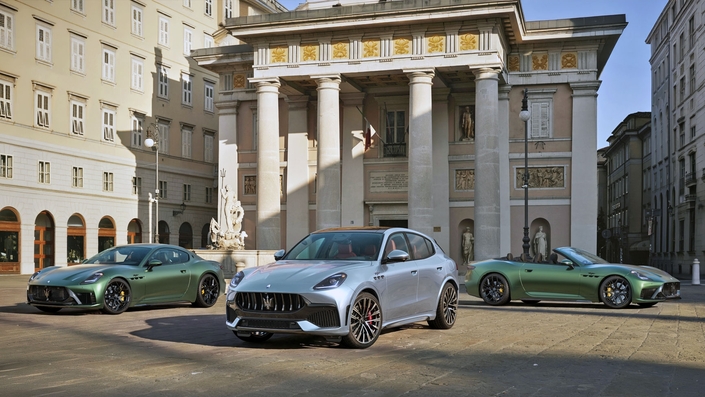 Restylage important de la face avant des GranTurismo, GranCabrio et Grecale qui devient plus agressive. Avec des motorisations plus performantes et une autonomie améliorée pour les modèles électriques, Maserati espère relancer ses ventes.