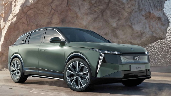 Le nouveau SUV DS N° 7 est proposé au tarif de 46 990 € avec une motorisation électrique de 230 ch et 43 900 € avec la motorisation hybride (MHEV) de 145 ch. Ce modèle est produit dans l’usine de Melfi en Italie aux côtés des Jeep Compass et DS N° 8.