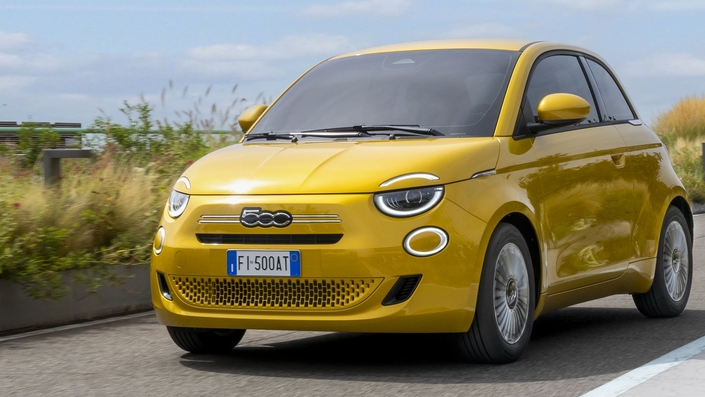 La Fiat 500 Hybrid pourrait servir de base à une Abarth thermique performante (à l’image des anciennes Abarth 595 et 695), à condition que ce projet ne soit pas torpillé par les nouvelles priorités de Stellantis issues du plan FaSTLAne.