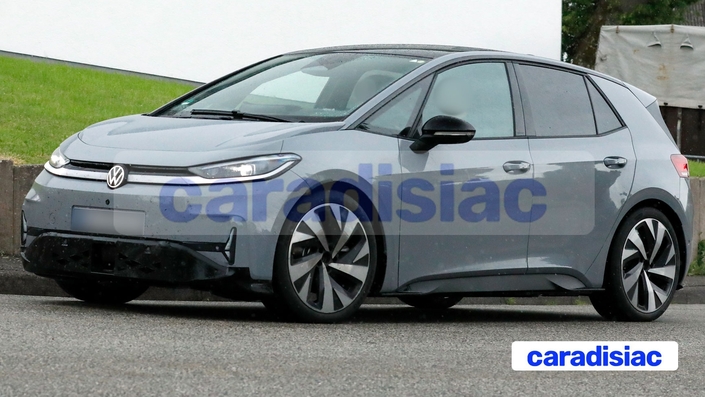 On le sait, Volkswagen cultive l’art du camouflage pour ses prototypes chargés des essais d’un nouveau modèle ou d’une nouvelle version. La future Volkswagen ID.3 Neo GTX (ou GTI) n’échappe pas à la règle et affiche un design approchant celui de l’actuelle version. On attendra un peu pour connaître ses véritables lignes.