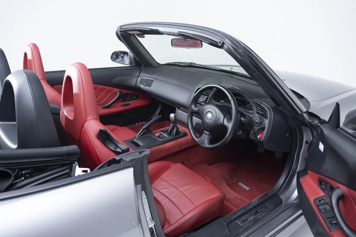 Qui veut une Honda S2000 presque neuve ?