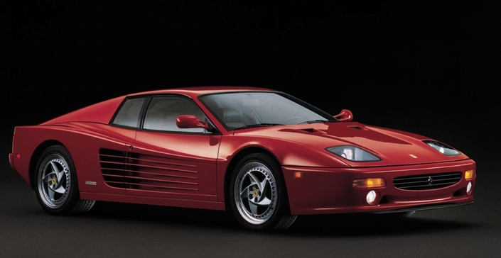 Mais comment peut-on défigurer une Ferrari Testarossa de la sorte ? La F512M tente caricaturalement d'intégrer des éléments esthétiques des années 90...