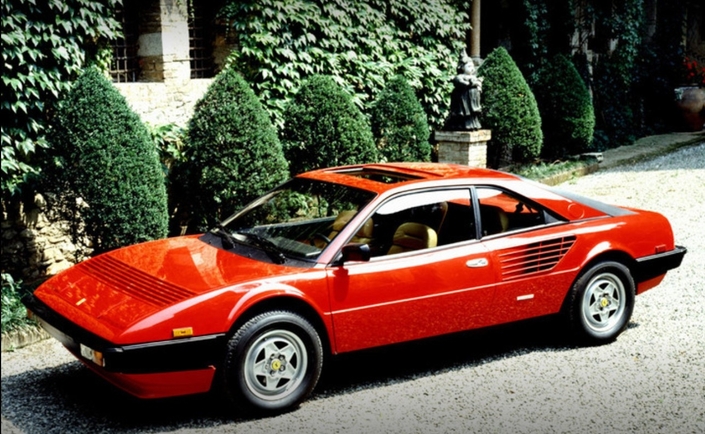 Rien ne fonctionne dans la Ferrari Mondial 8, en 1980. Empattement trop long, proportions étranges, roues trop petites, prise d'air latérale très mal intégrée...