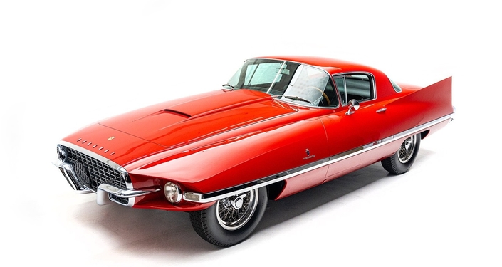 Cette Ferrari 410 SA Ghia compile caricaturalement les gimmicks des années 50, et s'affuble bouche de silure, moustaches comprises !