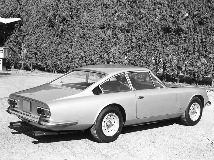 Poupe anguleuse et démesurée, avant tout en rondeurs pas du tout accordé, ensemble tout sauf harmonieux : la Ferrari 365 GT 2+2 de 1967 montre que Pininfarina savait se planter.