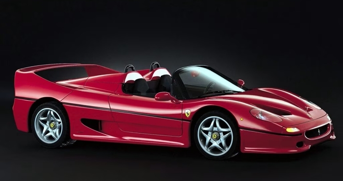 Imaginez une hypecar techniquement proche d'une Formule 1 et dotée d'un fabuleux V12 central. Lui donneriez-vous un avant façon Renault Twingo, l'air tristouille en plus ? C'est le tour de force de la F50, en 1995...