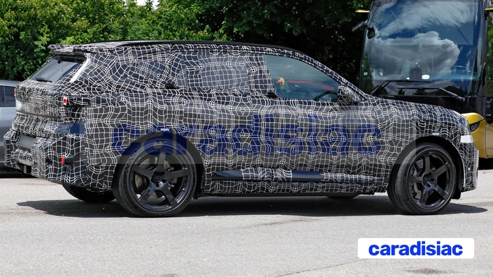Le BMW iX5 M sera équipé d’une batterie de 150 kWh et d’une architecture électrique de 800 volts pour des temps de recharge courts. Enfin, une répartition de couple ultrafine grâce à l’électronique devrait donner un caractère spécifique à ce grand SUV sportif.