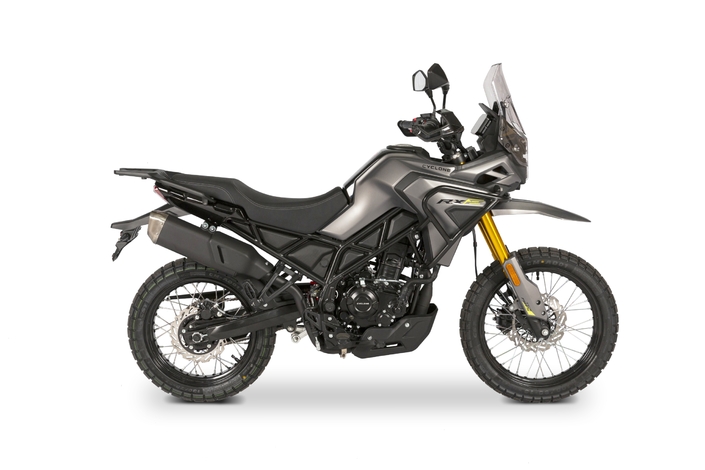 15 chevaux et look de baroudeuse : la Cyclone 125 RX2 débarque en France pour bousculer les trails