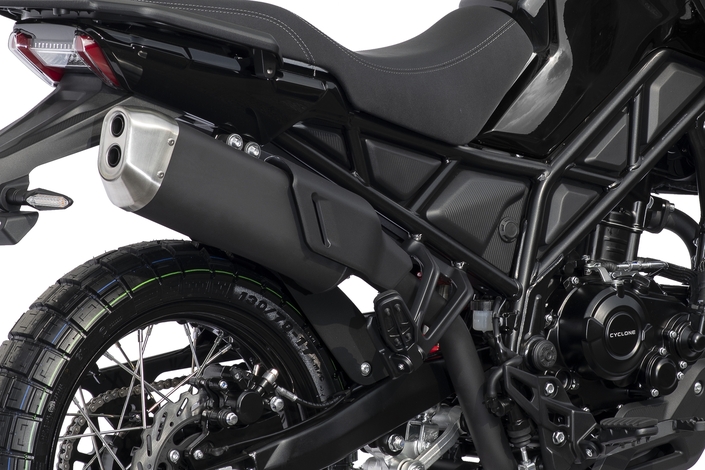 15 chevaux et look de baroudeuse : la Cyclone 125 RX2 débarque en France pour bousculer les trails