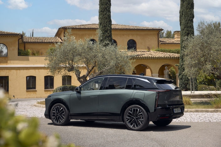 Long de 4,66 m, le DS N° 7 se situe à mi-chemin entre les BMW X1 (4,50 m) et X3 (4,78 m). Côté tarifs, il est toutefois plus proche du compact que du familial. 