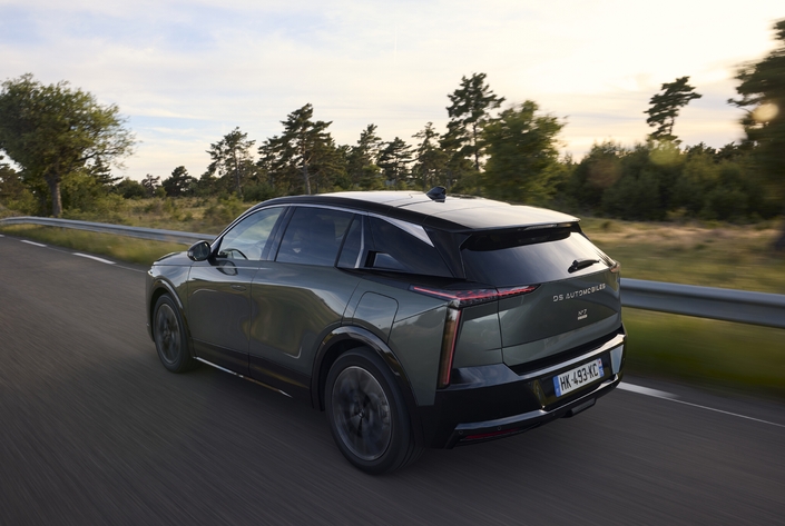 Le confort est ouaté à bord du N° 7, du moins sur les versions électriques dotées de la plus grosse batterie et d’une finition Étoile (67 820 €) ou La Première (73 820 €) : la suspension est alors pilotée par caméra.