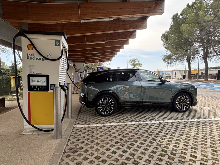 Le DS N° 7 va assez loin mais réclame du temps pour charger sur bornes rapides.
