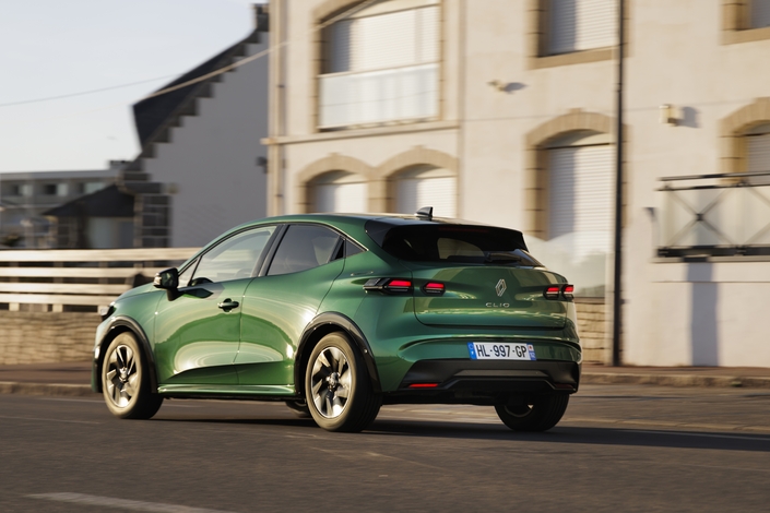 Cette sixième génération de Clio offre un excellent compromis entre comportement et tenue de route.