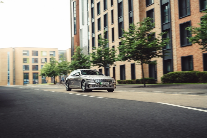 Avec une moyenne honorable de 22 kWh/100 km, la Genesis G80 atteint sans difficulté les 500 km en une charge.