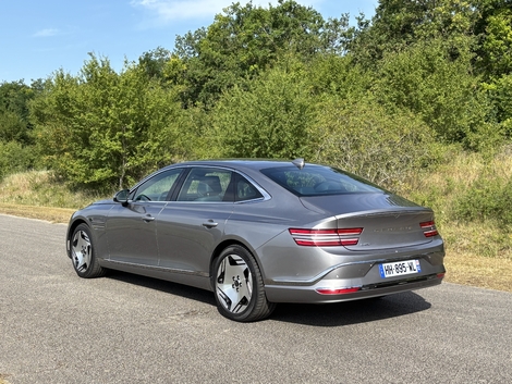 Longue de 5, 13 m la Genesis 80 se positionne entre une BMW i5 et une BMW i7.