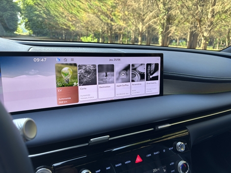 Le système multimédia hérité de Hyundai fonctionne rapidement. Il est doté d'une multitude de fonctionnalités (streaming, planificateur, etc.).
