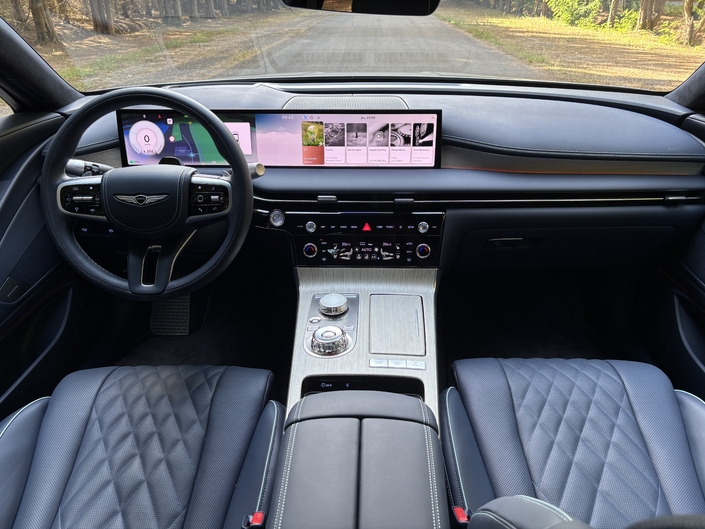 Grand luxe à bord. La Coréenne arbore des matériaux nobles comme le bois, le cuir nappa ou de l'aluminium brossé. L'ergonomie est correcte avec des accès directs pour les commandes de base.