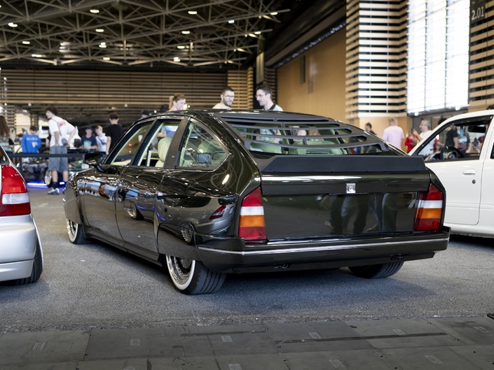 Cette Citroën CX baptisée "Elegance" adopte des portes suicide.