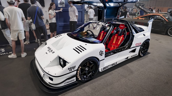 La mini F40 de Libertywalk repose sur une rare Autozam AZ-1.