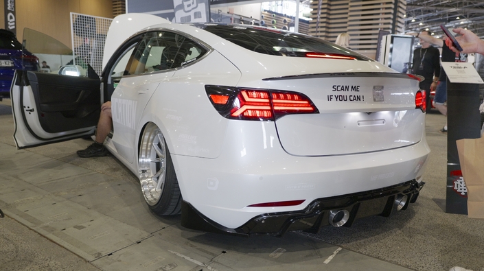 Des enceintes se cachent derrière les échappements factices de cette Tesla Model 3.