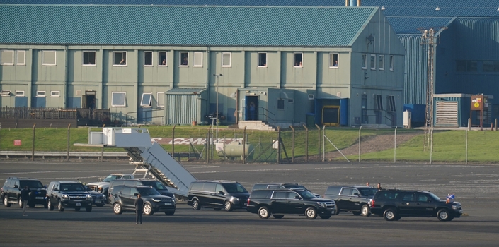 Sur cette photo, on peut apercevoir une partie des 40 véhicules mobilisés pour accompagner le vice-président américain dans ses voyages outre-Atlantique. Crédit Maxppp