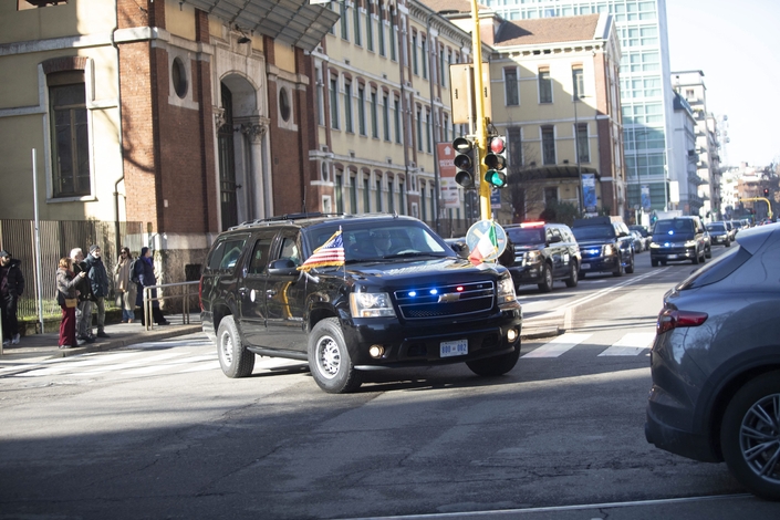 Le cortège impressionnant de J.D Vance lors de sa sortie en famille à Milan pour la cérémonie des JO d'hiver 2026, cérémonie au cours de laquelle une partie du public l'a hué dès son apparition dans le stade San Siro - Crédit Maxppp