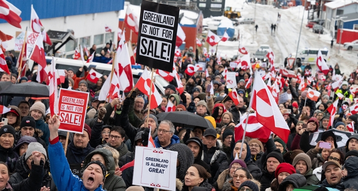 « Le Groenland n'est pas à vendre ! » C'est le slogan que scandent les Groenlandais depuis que l'administration Trump envisage d'annexer leur territoire autonome rattaché au Royaume du Danemark. Crédit Maxppp.