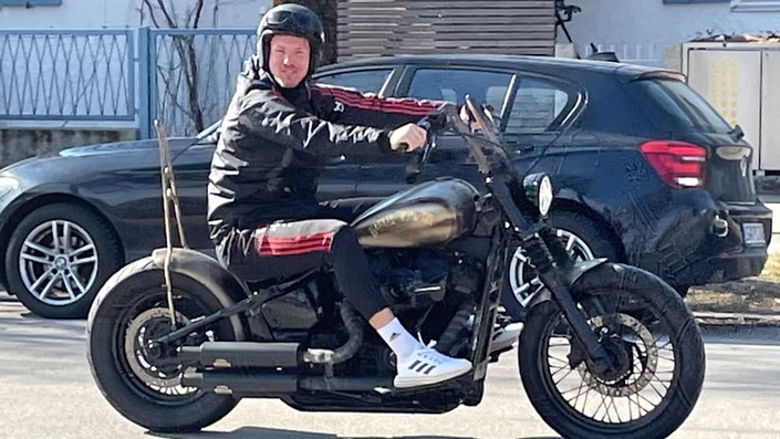 Pourquoi on ne voit (presque) jamais un footballeur professionnel à moto ? La réponse vaut des millions d’euros