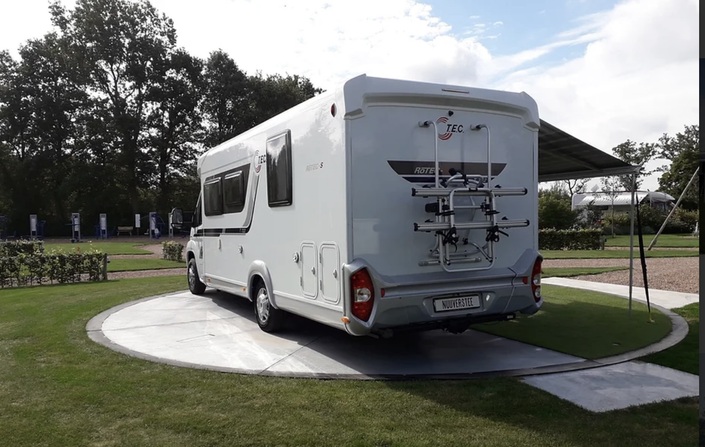 Tel un tournesol, le camping-car peut s’orienter vers le soleil dans cette aire néerlandaise.