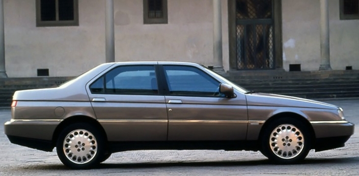 Les gros boucliers de la version Super, apparue fin 1992 au Mondial de Paris, renforcent étrangement l'élégance de l'Alfa Romeo 164.