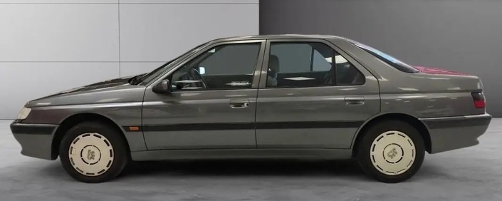 Elancée, la Peugeot 605, ici une version restylée post-1994, révèle une certaine élégance alliée à une belle finesse.