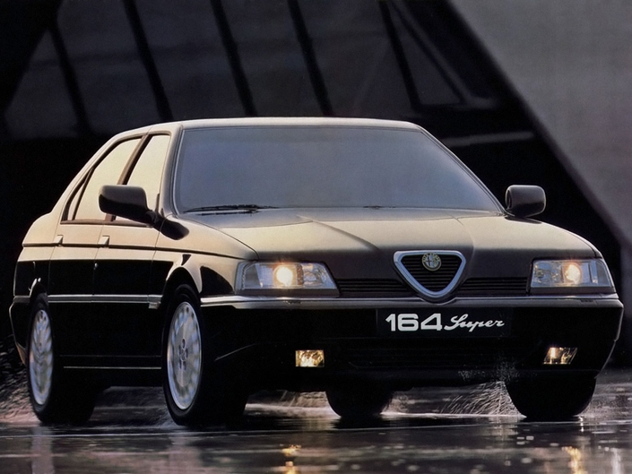 En 1992, l'Alfa 164 se décline en Super, variante plus chic se remarquant par ses boucliers ton caisse et ses nouveaux projecteurs. Le turbo-diesel grimpe alors à 125 ch. 
