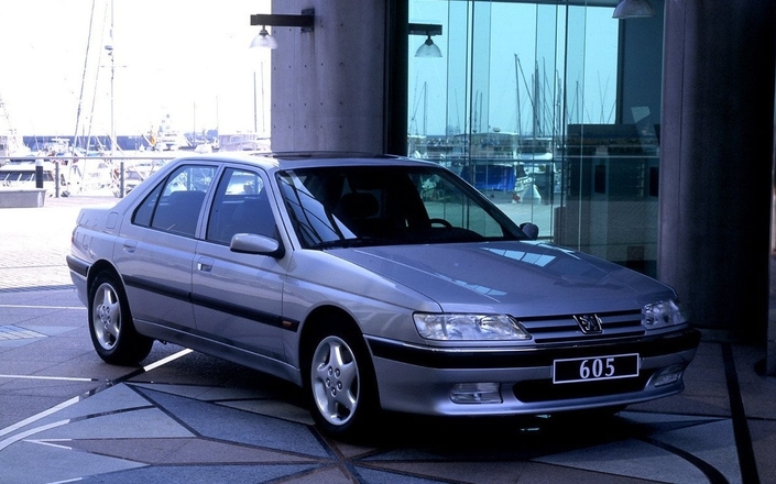 En juillet 1994, la Peugeot 605 subit un léger restylage qui modifie la face avant et les boucliers, tout en apportant un excellent 2,5 l turbo-diesel 12 soupapes de 130 ch. 