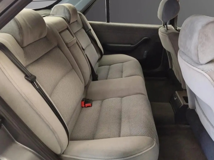 Les passagers arrière de la Peugeot 605 peuvent se prélasser dans une très confortable banquette, et profiter d'un espace conséquent.