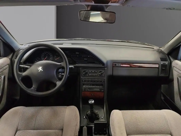 Le poste de conduite de la Peugeot 605 est ergonomique mais manque franchement de charme.