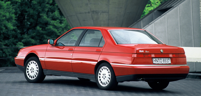 Les boucliers peints vont bien à l'Alfa Romeo 164 Super, qui n'évoluera pas entre 1992 et 1998 d'un point de vue esthétique.