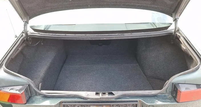 Le coffre de l'Alfa 164 contient un peu plus de 500 l mais ses formes alambiquées et son seuil trop haut sont gênants.