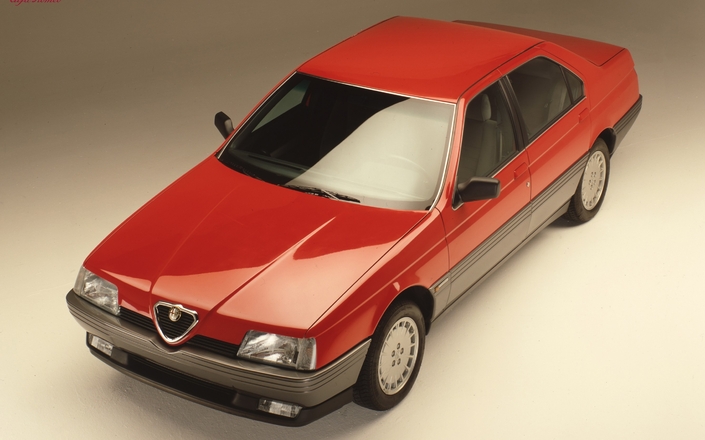 Sur la ligne dessinée chez Pininfarina, les designers d'Alfa y sont allés de leurs trouvailles, comme l'implantation du logo sur la calandre de l'Alfa 164, ici fin 1987.