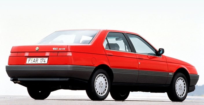 L'Alfa 164 joue la carte de l'originalité avec ses feux arrière en bandeau, mais le seuil de coffre est trop haut. Ici en 1987. V6 ou TD, toutes les versions ont la même allure.