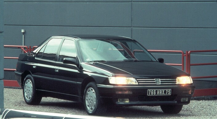 Révélée en septembre 1989, la Peugeot 605 est moins originale que l'Alfa 164, alors qu'elles découlent pratiquement du même projet. Ici une version SV, avec la calandre à barrettes de chromes et les jantes alliage.
