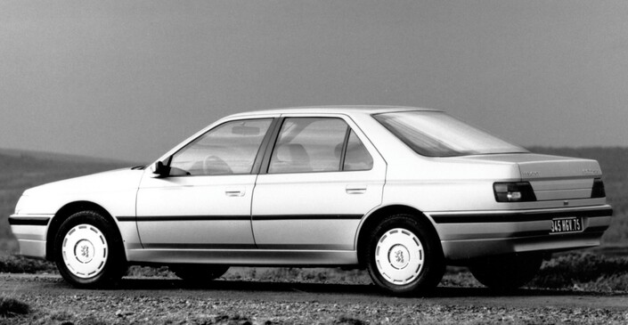 Vu de l'arrière, la Peugeot 605 manifeste peut-être plus de personnalité qu'à l'avant. Ici en 1990. A 0.29, le Cx est excellent. 