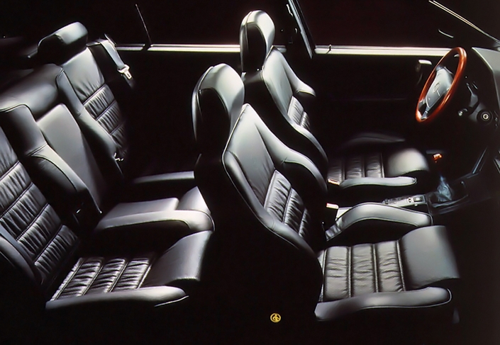 Avec l'option cuir, l'habitacle de l'Alfa 164 TD Super devient carrément luxueux, si on ne regarde pas les plastiques de trop près.