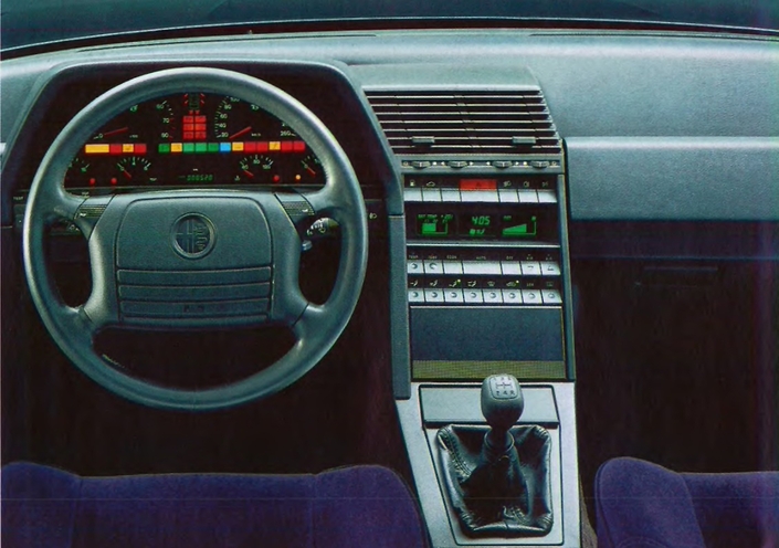 Alfa Romeo a tenté de donner un peu d'originalité au tableau de la 164, mais il manque d'un peu de chaleur tout de même.