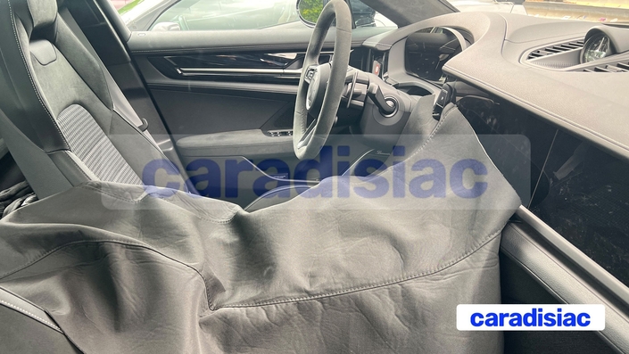 L’habitacle des prototypes de la Porsche Panamera est encore fortement camouflé, en particulier la console centrale qui, aux dires de nos chasseurs de scoop, bénéficierait de modifications assez importantes.