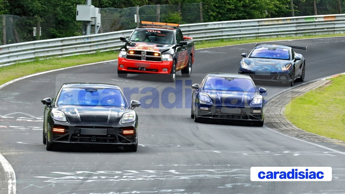 Journée chargée sur le Nürburgring où les prototypes Porsche de la Panamera restylée doivent composer avec le trafic. On peut voir ici certaines modifications apportées au bouclier et aux projecteurs de cette auto.