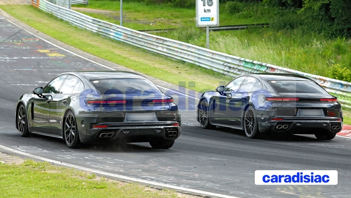 La pastille jaune indique que l’on est en présence de voitures à motorisations électrifiées. La Panamera actuelle dispose de motorisations six cylindres et V8 associées à une motorisation électrique leur permettant de rouler jusqu’à 90 km en électrique.