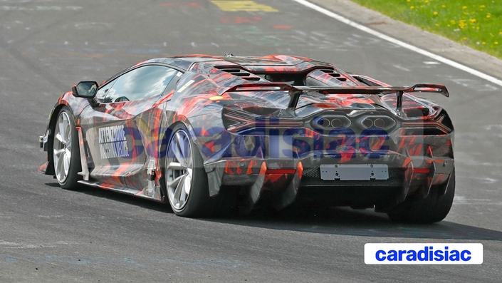La Lamborghini Revuelto SV pourrait voir sa puissance s’envoler. Nos chasseurs de scoop nous indiquent que celle-ci pourrait atteindre les 1 300 ch, grâce à un travail sur le moteur V12 et les trois électromoteurs, soit pratiquement 300 ch de plus que la Revuelto.